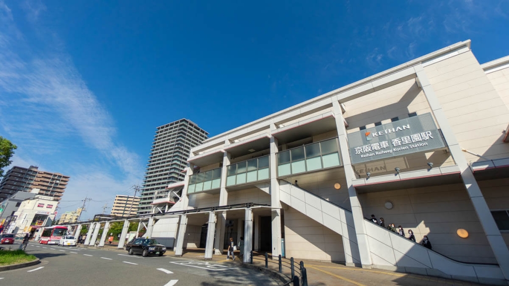 京阪香里園駅徒歩4分のコワーキングスペース/シェアオフィス/テナントビルのTELE+（テレプラス）の特徴のひとつ、駅近・駐輪場あり